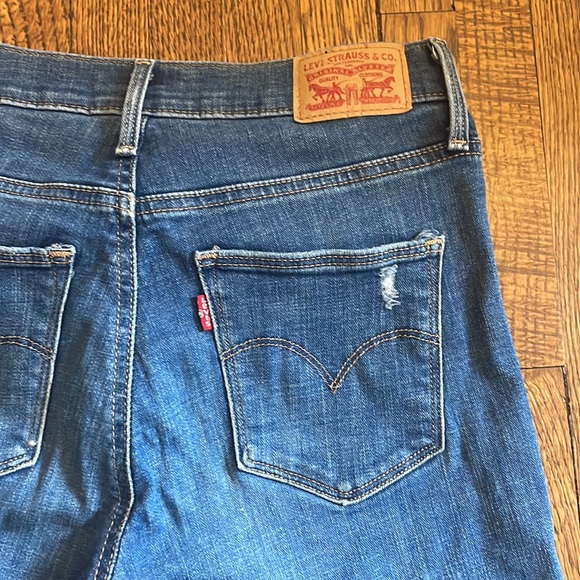Levi’s Slimming Skinny Jeans with Rips - Picture 4 of 5